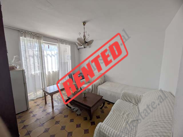 Apartament 1+1 per qira prane Drejtorise se Policise ne Tirane.&nbsp;
Apartamenti pozicionohet ne k